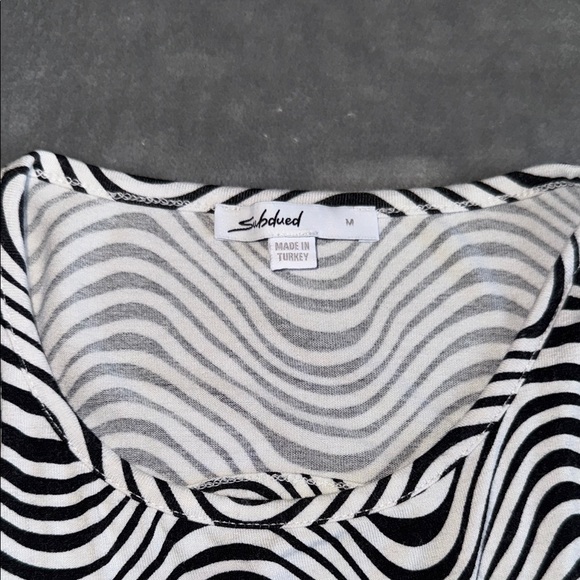 Subdued Medium Black and White Wave Pattern Tie Top - Picture 2 of 3